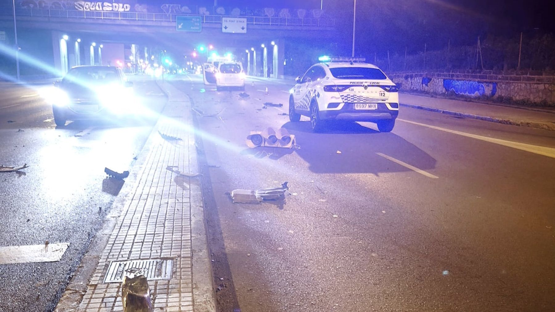 Madrugada de alcohol y caos en Palma: un coche arranca un semáforo de cuajo en la calle Aragón