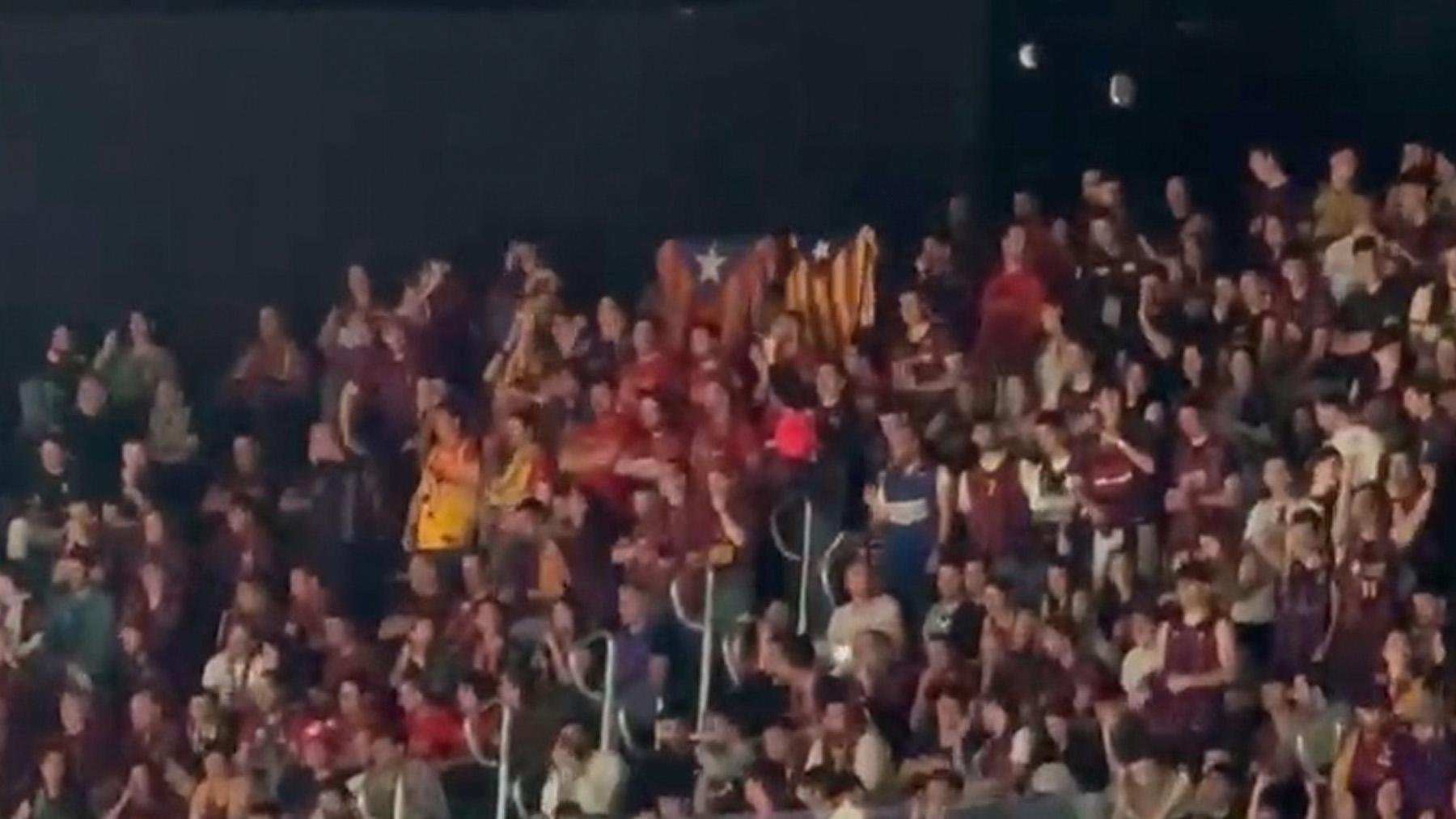 Lamentable: esteladas y gritos de ¡independencia! de la afición del Barcelona en la Copa en Valencia