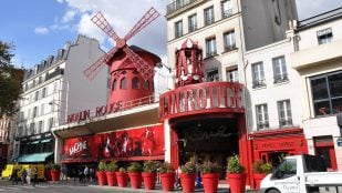 Cómo se escribe cabaré o cabaret en español, la RAE explica cómo escribir cabaré, cabaré o cabaret según la RAE, cómo se escriben extranjerismos en español, cabaret en cursiva en castellano.