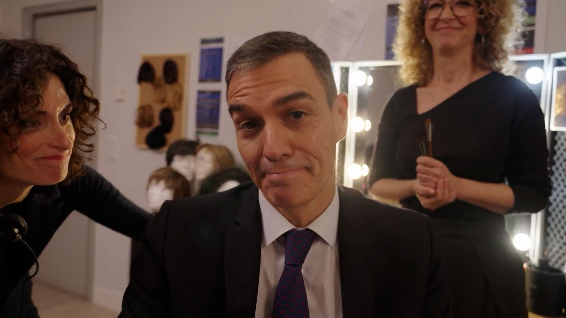 El sobreactuado cameo de Sánchez en el 20 aniversario de Polònia de TV3: Quizá deba mejorar la imitación