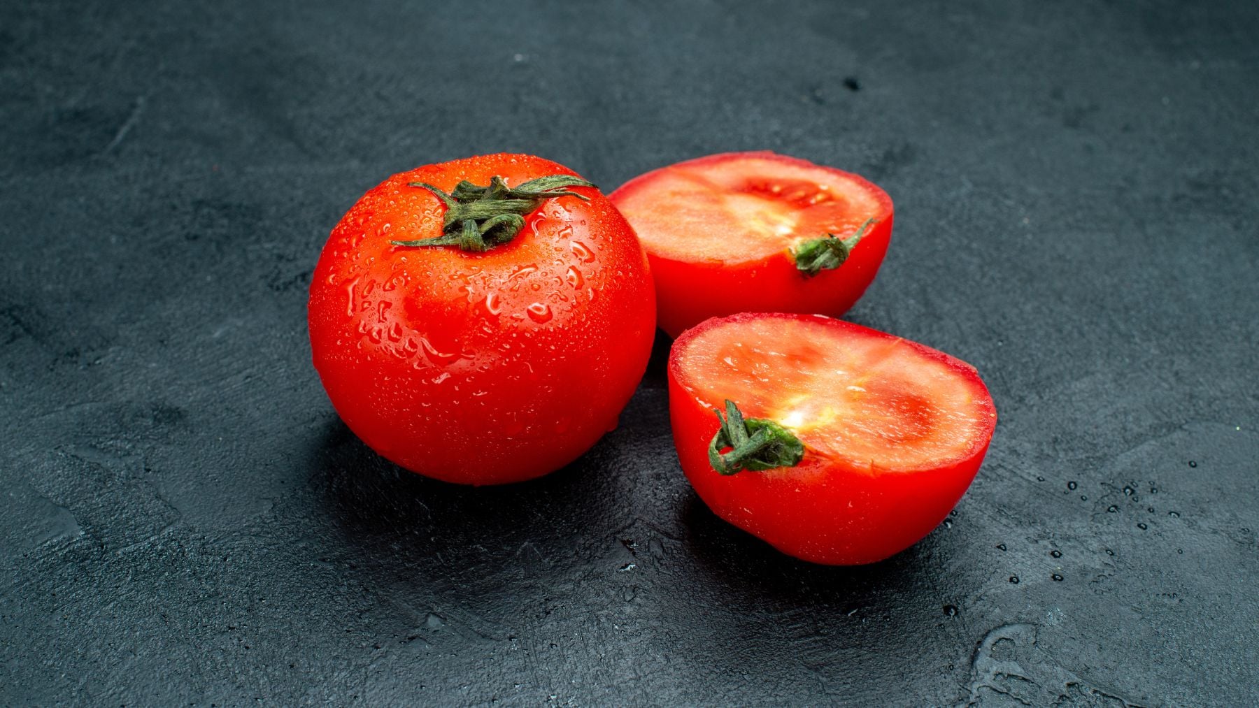 El truco secreto de los restaurantes para pelar tomates en 30 segundos y sacando la piel entera