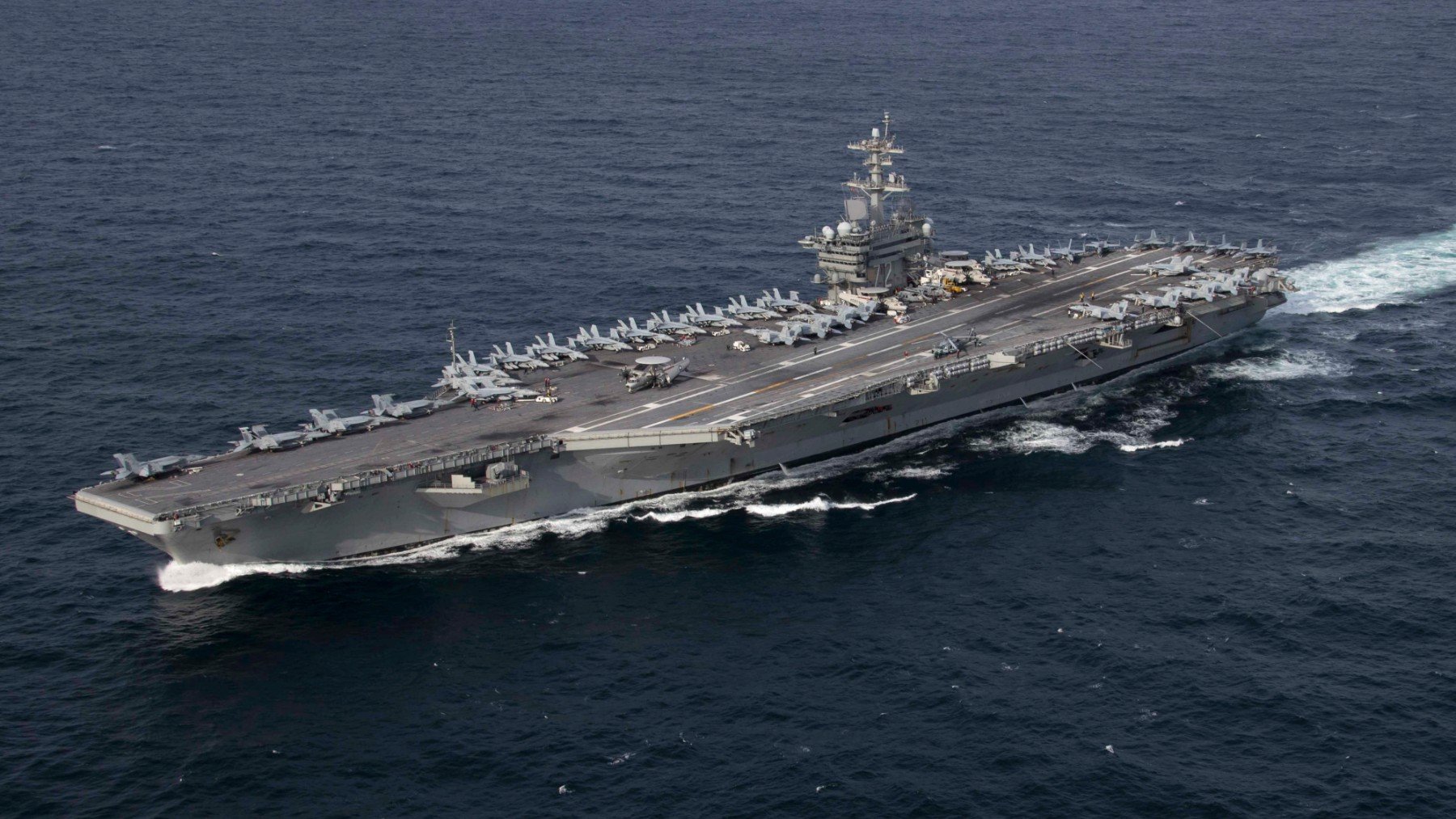 Así es el USS Abraham Lincoln, el portaaviones nuclear desplegado para atacar Irán