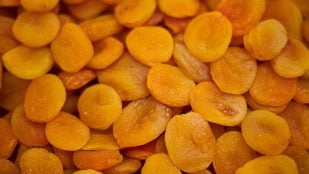 Científicos descubren cómo hacer snacks vegetales crujientes y sanos, snacks vegetales sin usar fritura, industria alimentaria usa microondas para crear nuevos snacks vegetales, snacks de remolacha con alto valor nutricional.