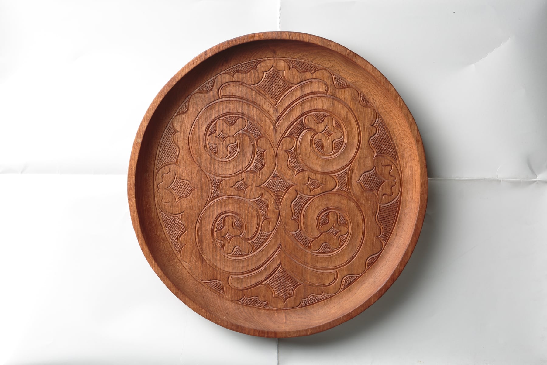 Bandejas Niburtani de madera talladas a mano con motivos tradicionales exclusivos de la cultura Ainu. @ 公益社団法人 北海道観光振興機構