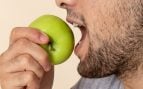 La manzana posee enzimas y polifenoles que neutralizan los compuestos de azufre en segundos. (Foto: Freepik)