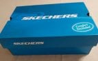 Una caja de zapatillas Skechers.