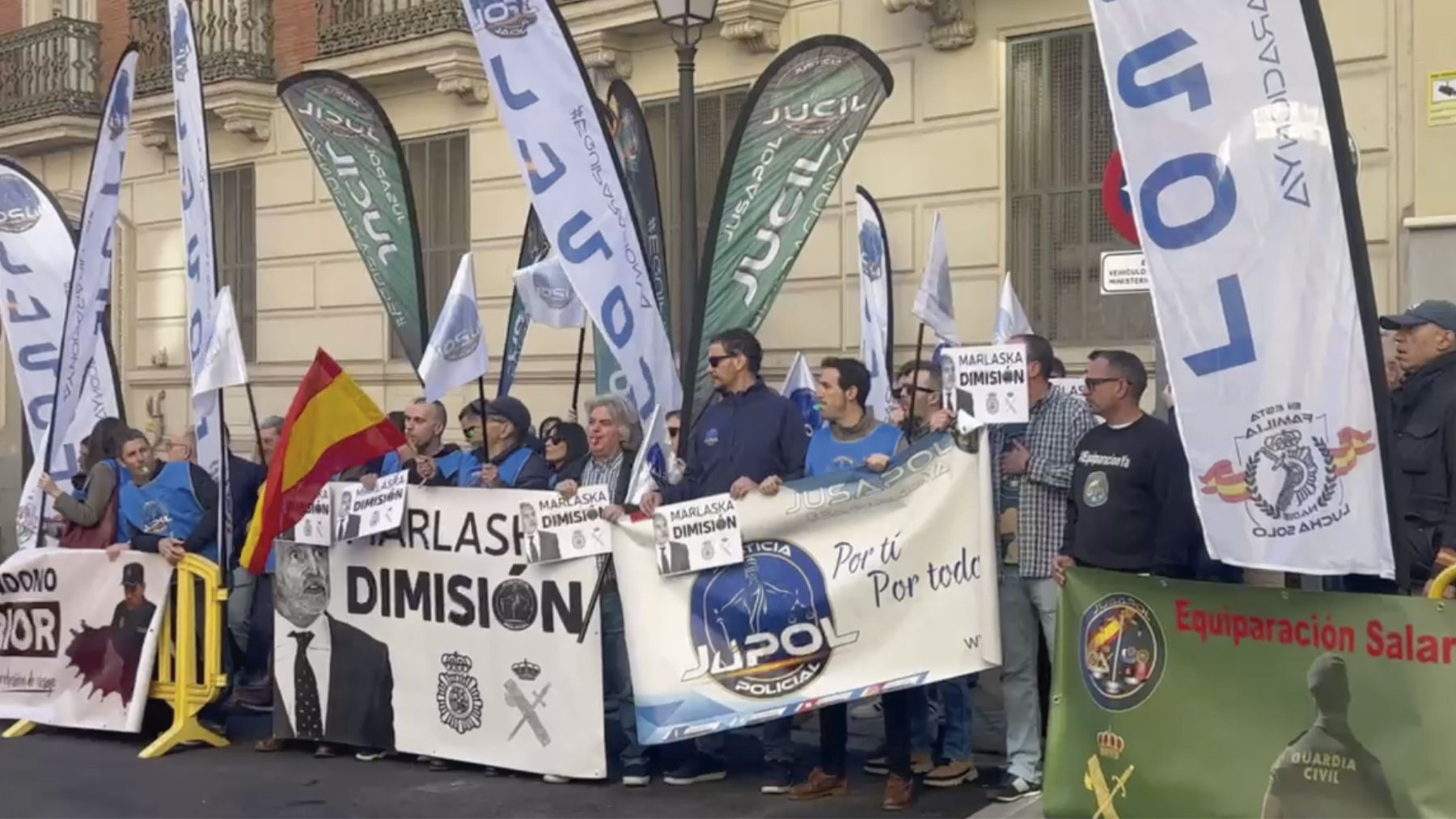 Policías y guardias civiles en la calle contra su ministro: ¡Ni un minuto más, Marlaska dimisión!