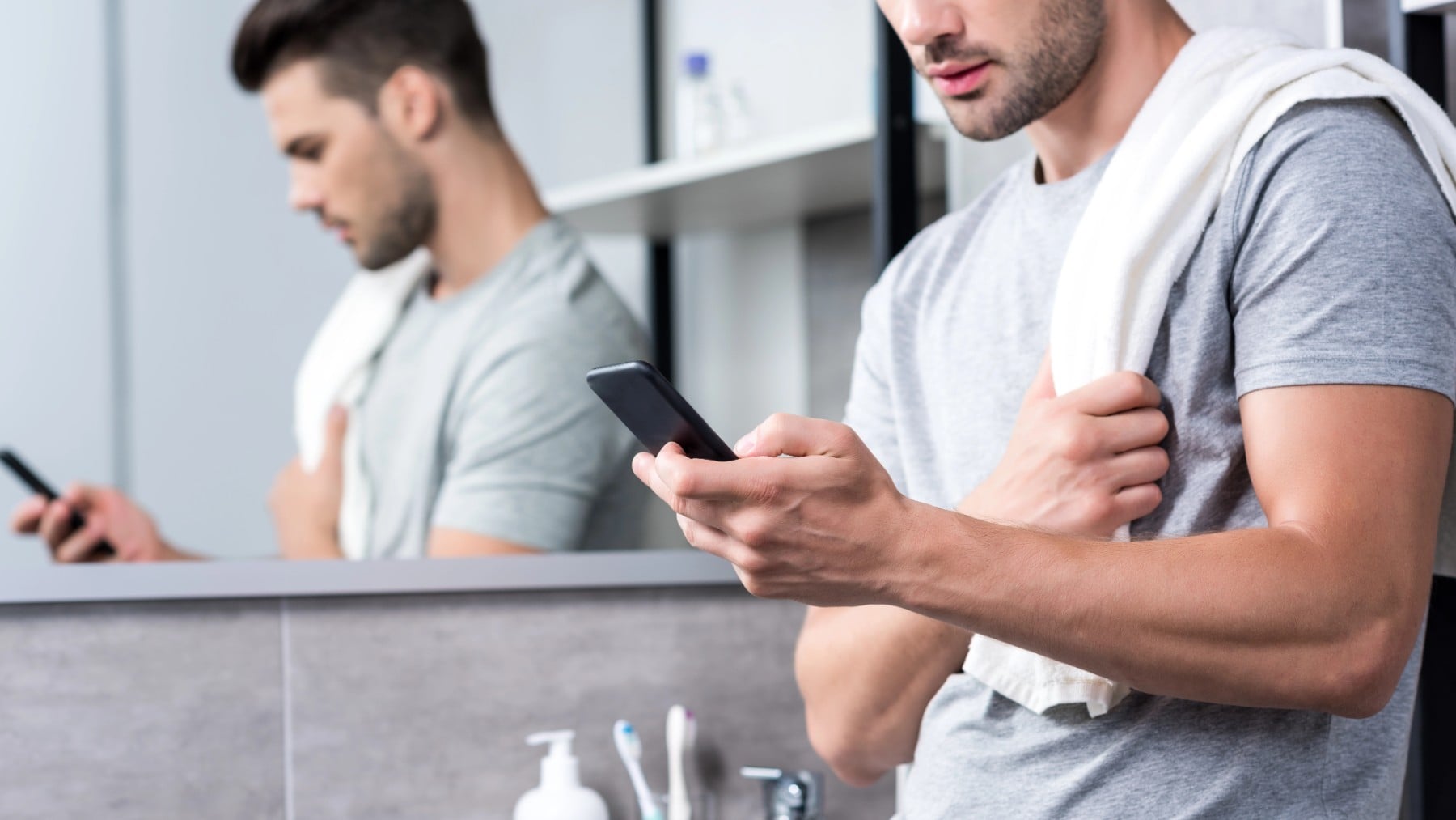 No utilices el teléfono en el baño: ésta es la afección médica dolorosa que debes evitar