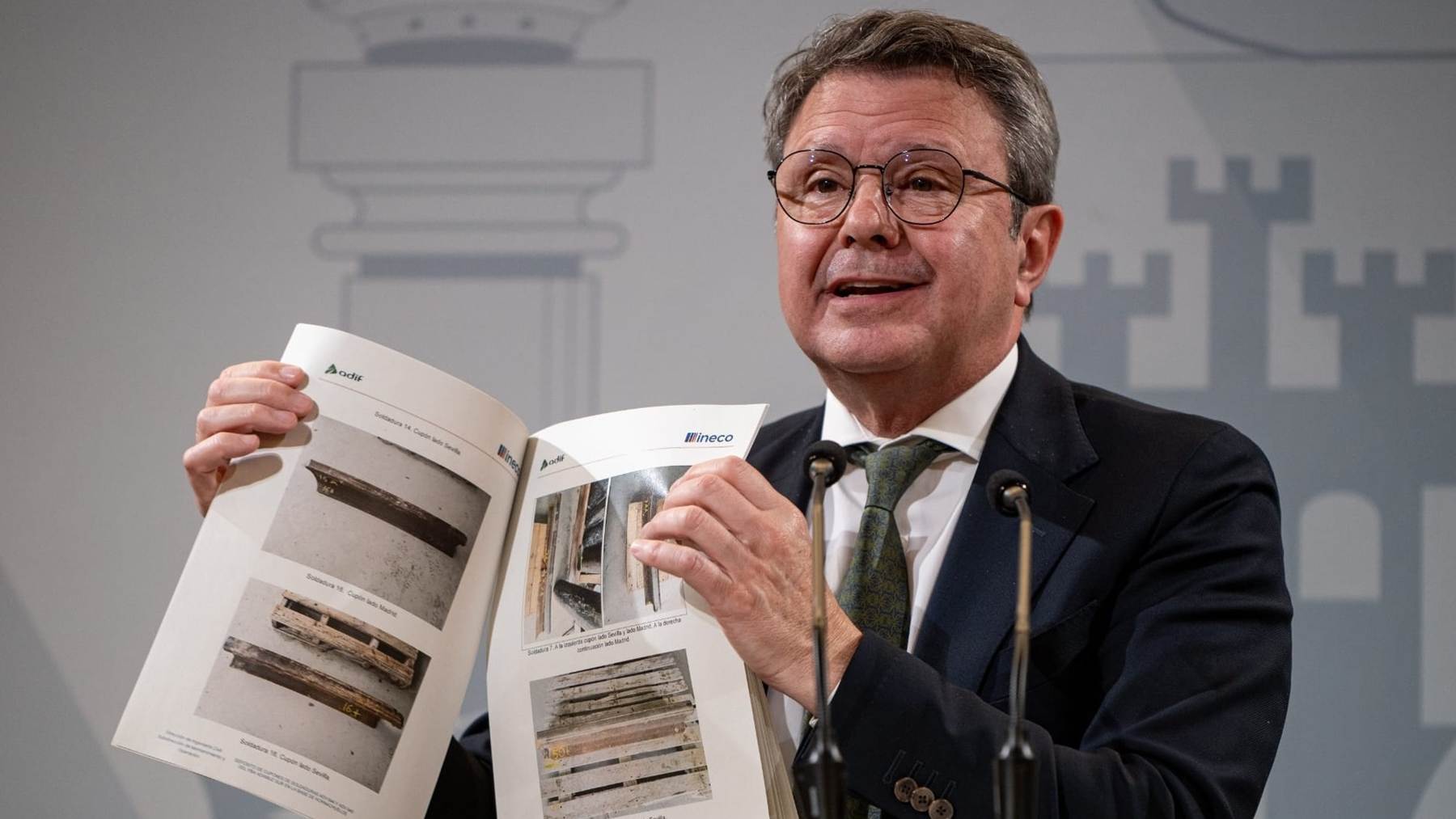 Santano se defiende de la retirada de material en Adamuz alegando que era para evitar que fuera chatarra