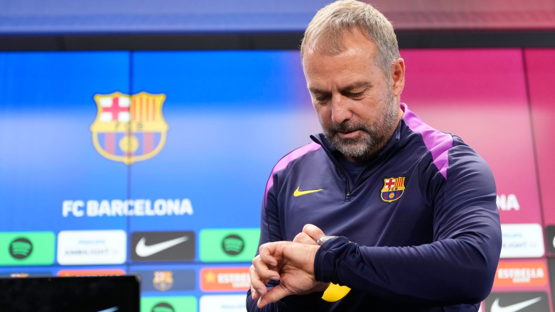 El cambio de opinión de Flick con la mano dura: de no jugar a multas para no pillarse los dedos