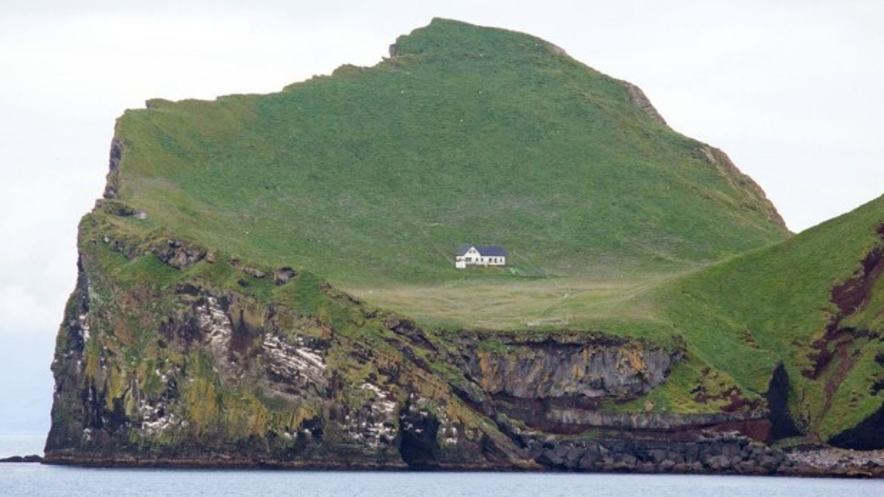 Solo podía estar en Islandia: a la casa más aislada del mundo se llega escalando un acantilado con una cuerda