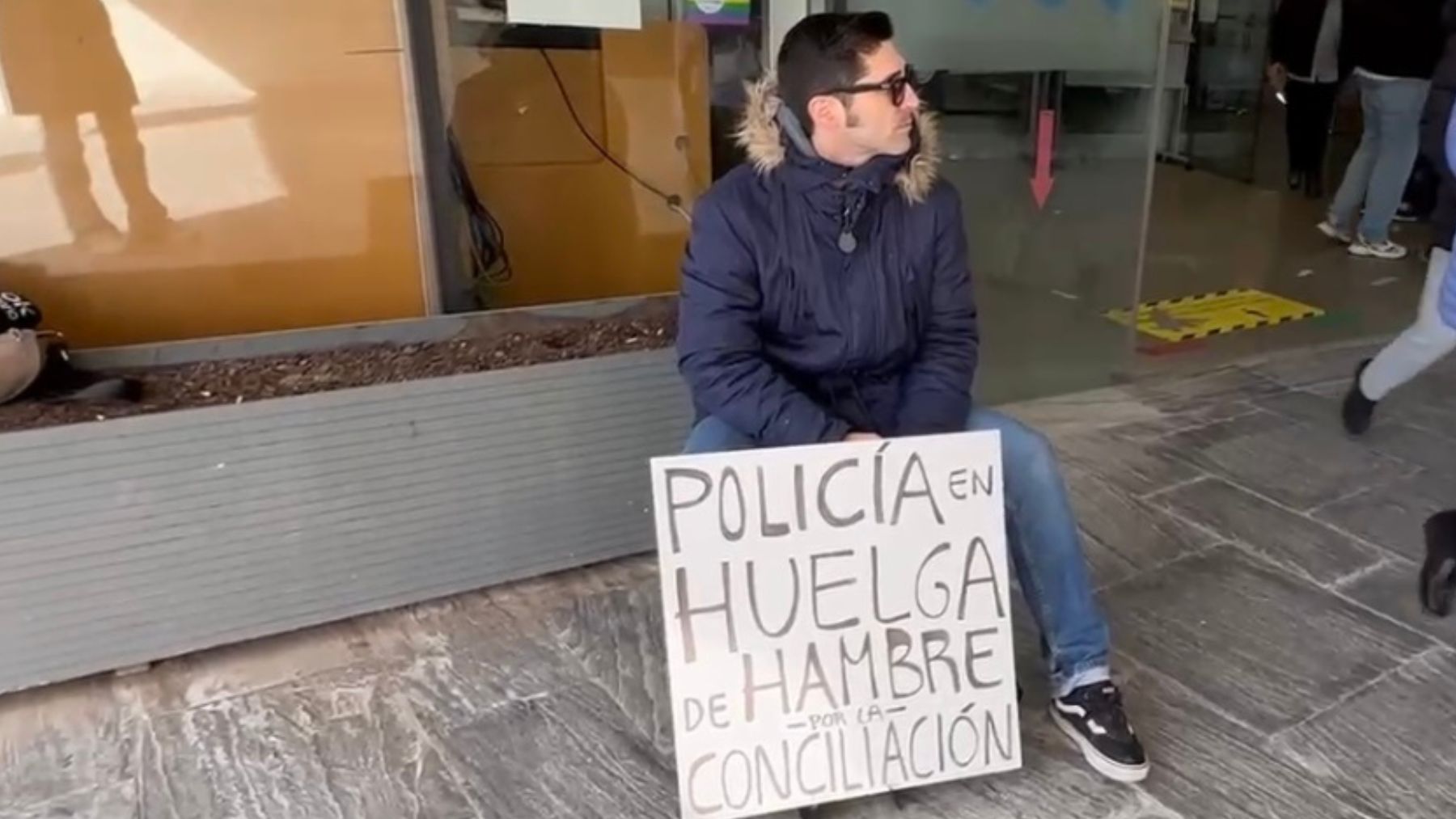 El alcalde socialista de Parla amenaza con expedientar al policía en huelga de hambre
