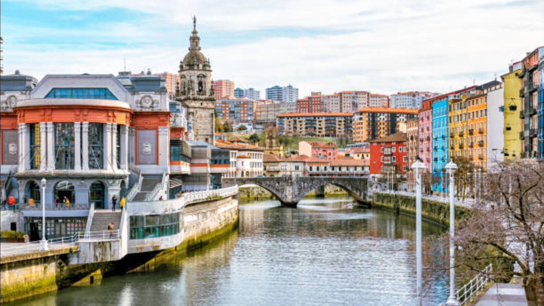 El bonito barrio de Bilbao en el que todos se visten de tomateros para sus fiestas: las fechas, actividades y origen