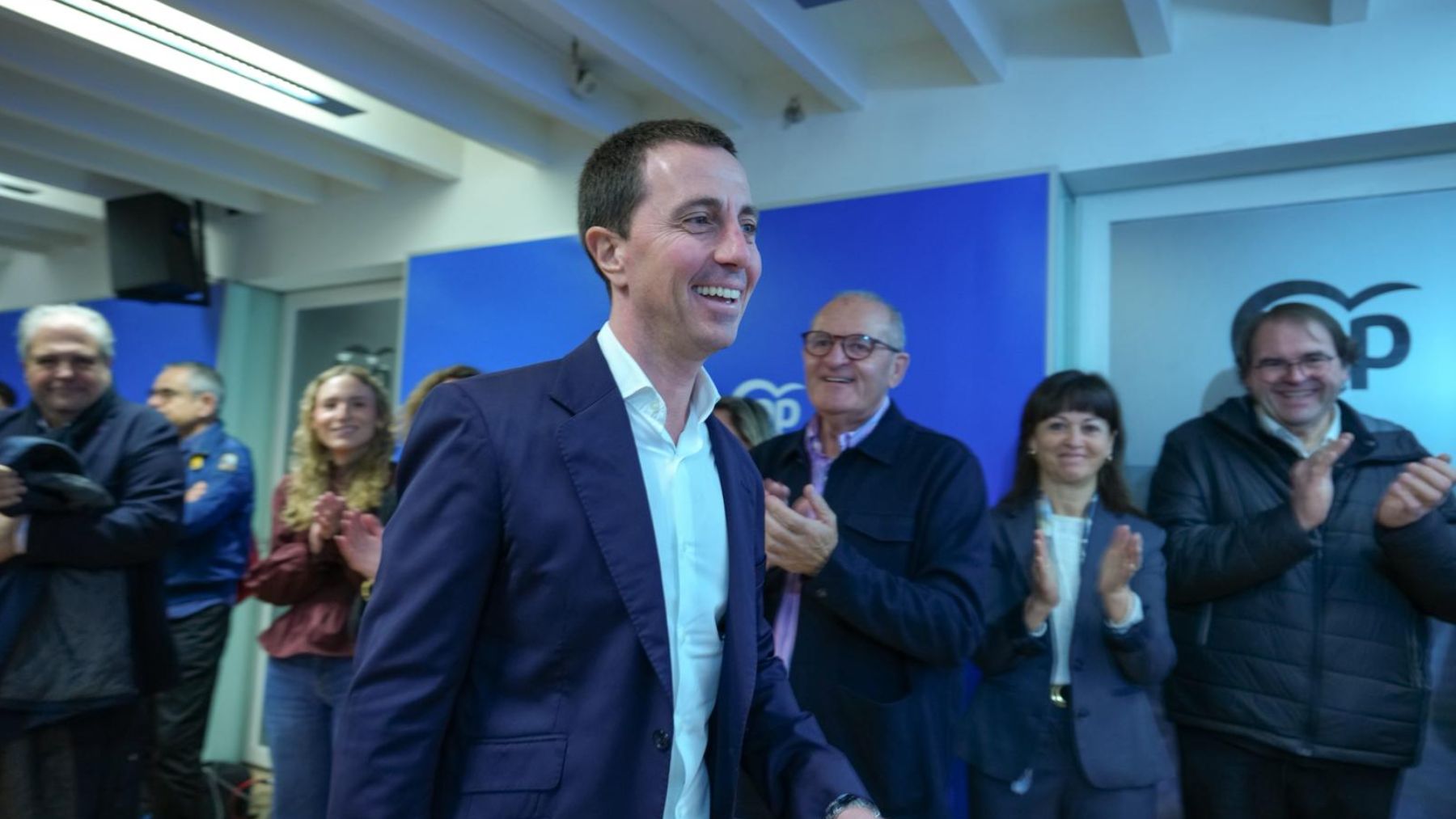 Llorenç Galmés en la entrega de los avales en la sede del PP.