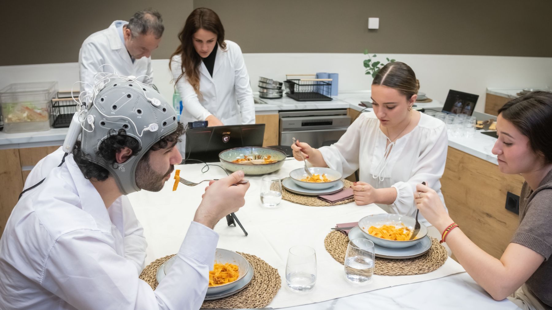 El 98% come con el móvil: su presencia aumenta el estrés y genera una sensación peor que hacerlo solo