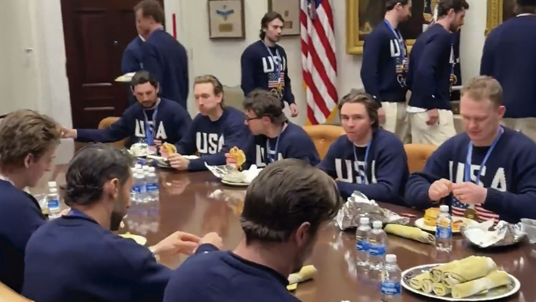 Trump recibe en la Casa Blanca al equipo olímpico de hockey con hamburguesas del McDonald