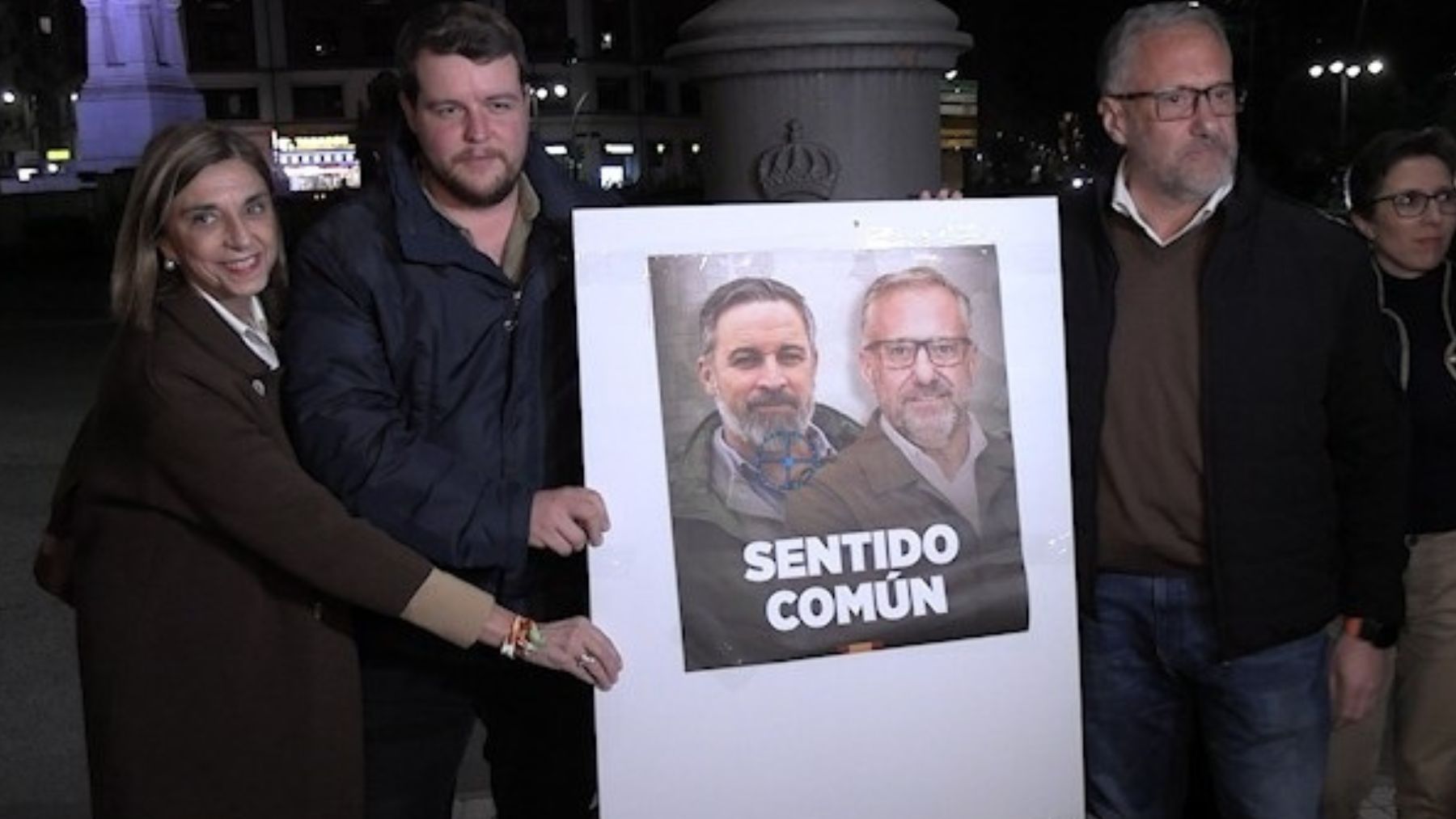 El candidato de Vox a la Presidencia de la Junta de Castilla y León, Carlos Pollán, con dos compañeros. (Ep)
