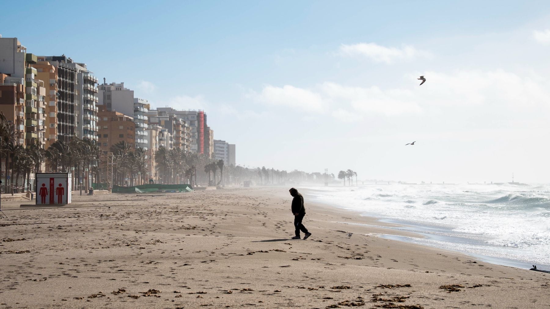 Las borrascas han mermado de forma notable el volumen de arena en las playas almerienses. (Foto: Marian León / Europa Press).