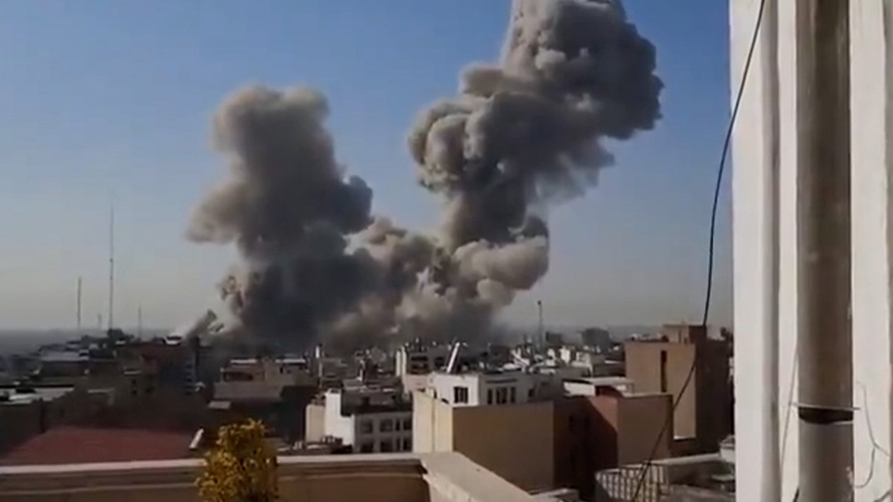 El régimen de los ayatolás de Irán reconoce que al menos ocho ciudades están siendo bombardeadas