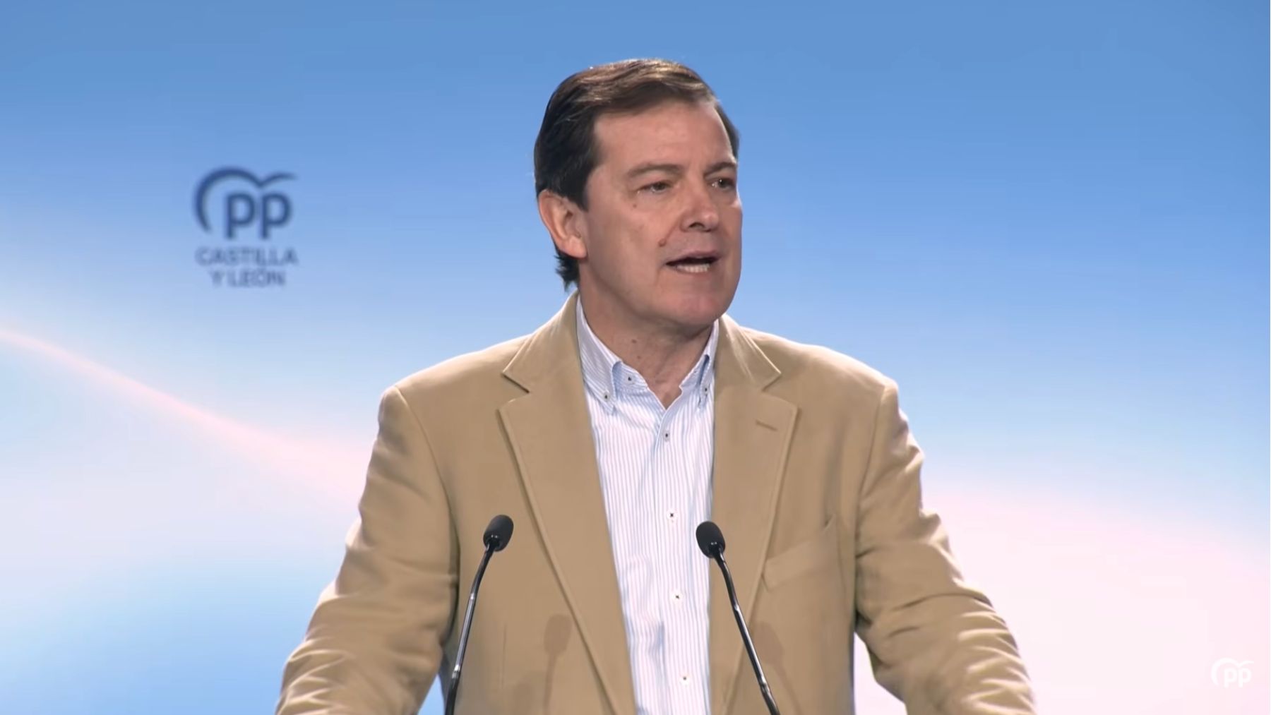 Mañueco pide una política en serio que huya de quien usa un micrófono y cuatro titulares como Vox