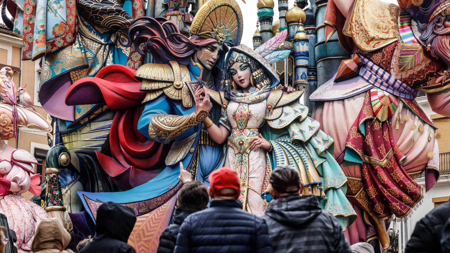 Varias personas observan la falla Convento Jerusalén durante su montaje. (Foto: EP)