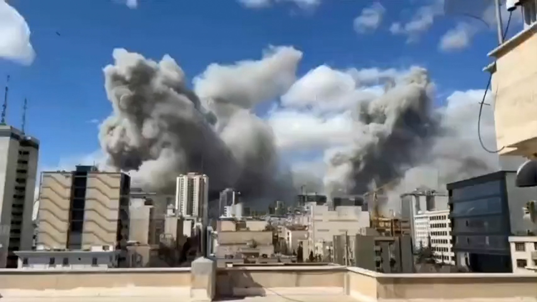 Las imágenes del bombardeo de Israel al corazón de Teherán en el segundo día de ofensiva