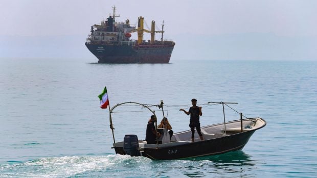 Una embarcaci&oacute;n militar ligera iran&iacute; en el Estrecho de Ormuz