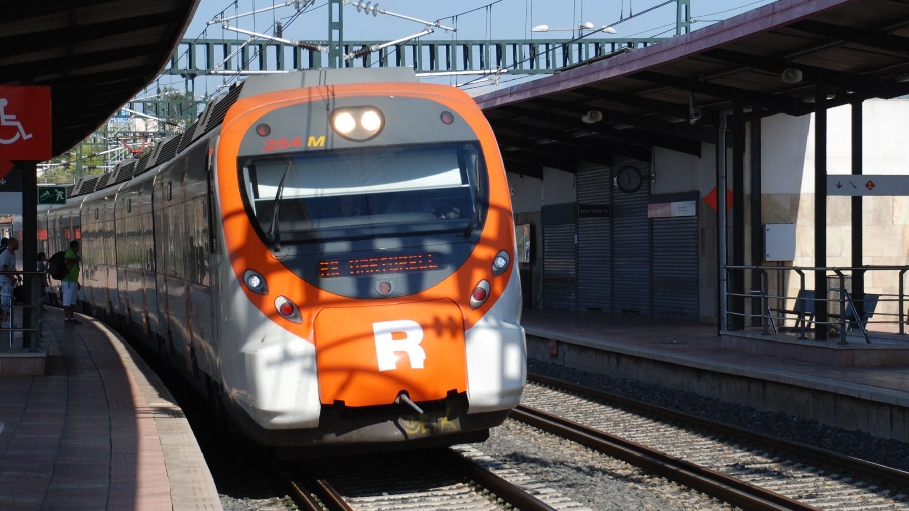 Enésimo fiasco en Rodalíes: 50 evacuados en pleno viaje por un fallo en la línea Portbou-Figueras
