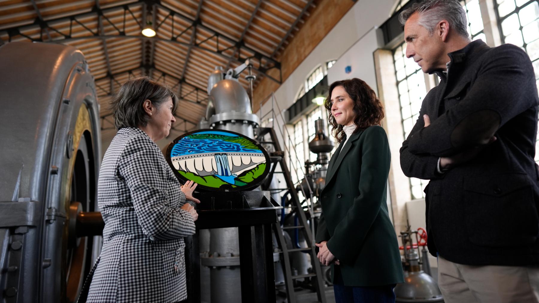 La presidenta de la Comunidad de Madrid, Isabel Díaz Ayuso, acompañado de Carlos Novillo, consejero de Medio Ambiente, Agricultura e Interior, en su visita a la histórica central eléctrica de Santa Lucía de Torrelaguna. Foto: Comunidad de Madrid).