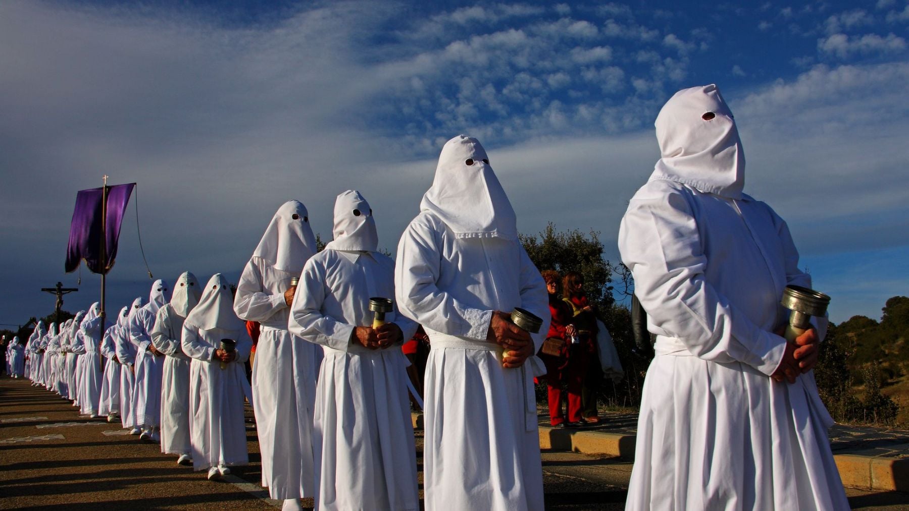 No es una procesión al uso: la sobrecogedora costumbre de un remoto pueblo zamorano donde usan su propia mortaja