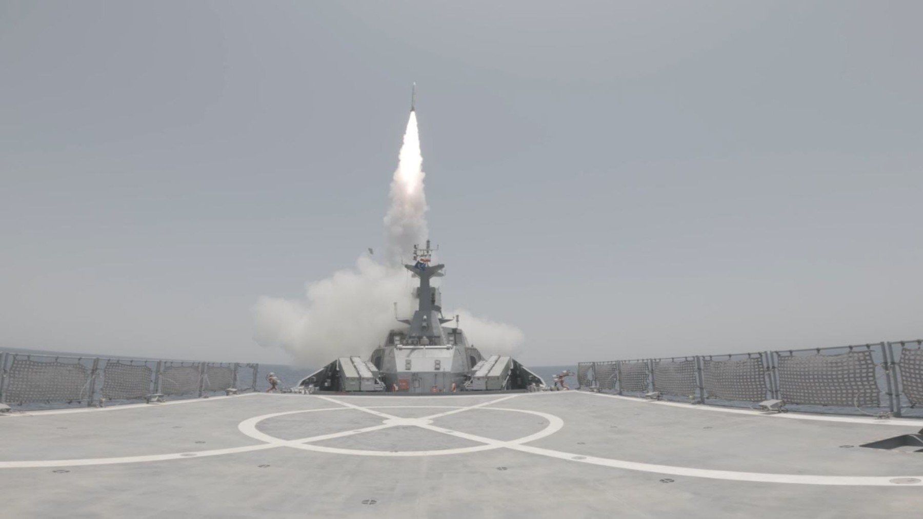 Un petrolero aliado de EEUU arde en el estrecho de Ormuz tras un ataque de Irán con drones