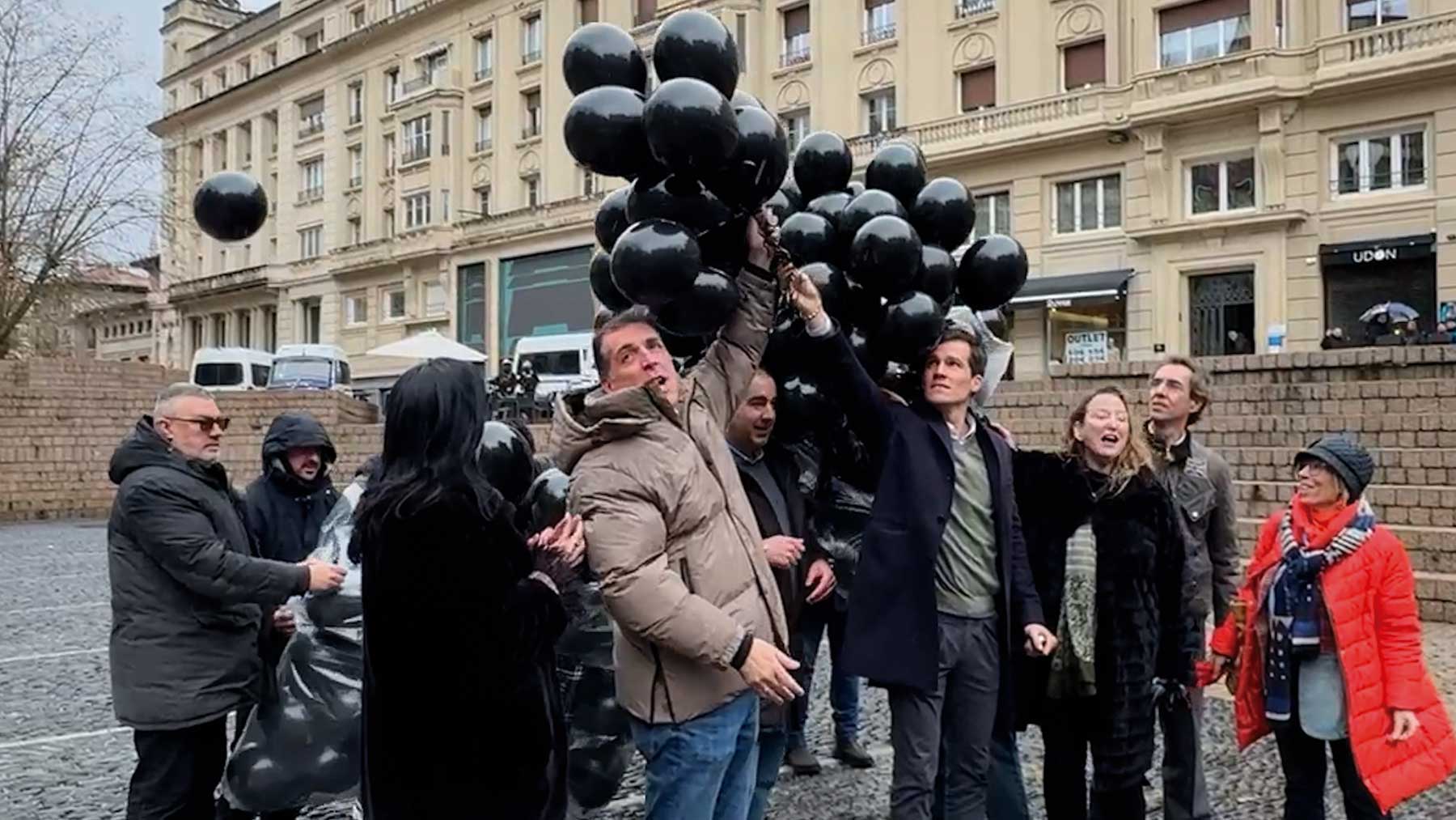 Vitoria multa a Vox con 2.000 € por soltar globos en un homenaje a víctimas de ETA porque contaminan