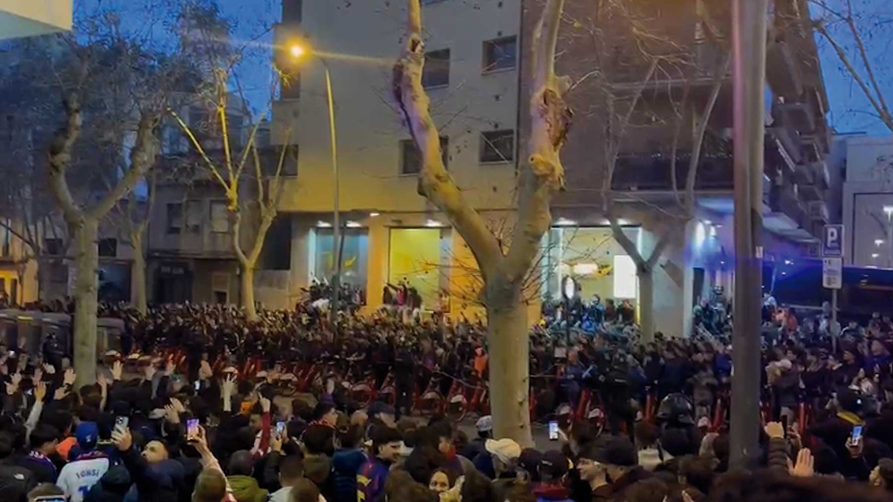 La afición del Barça siempre se acuerda del Real Madrid.