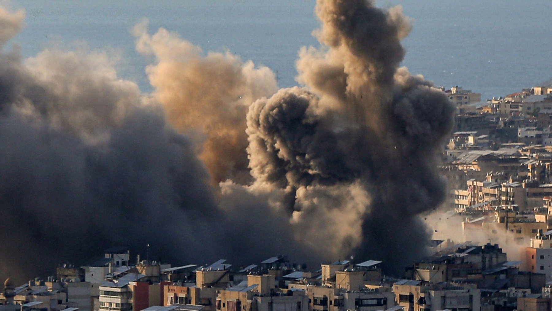 Israel despliega a su ejército en el sur del Líbano y bombardea Beirut