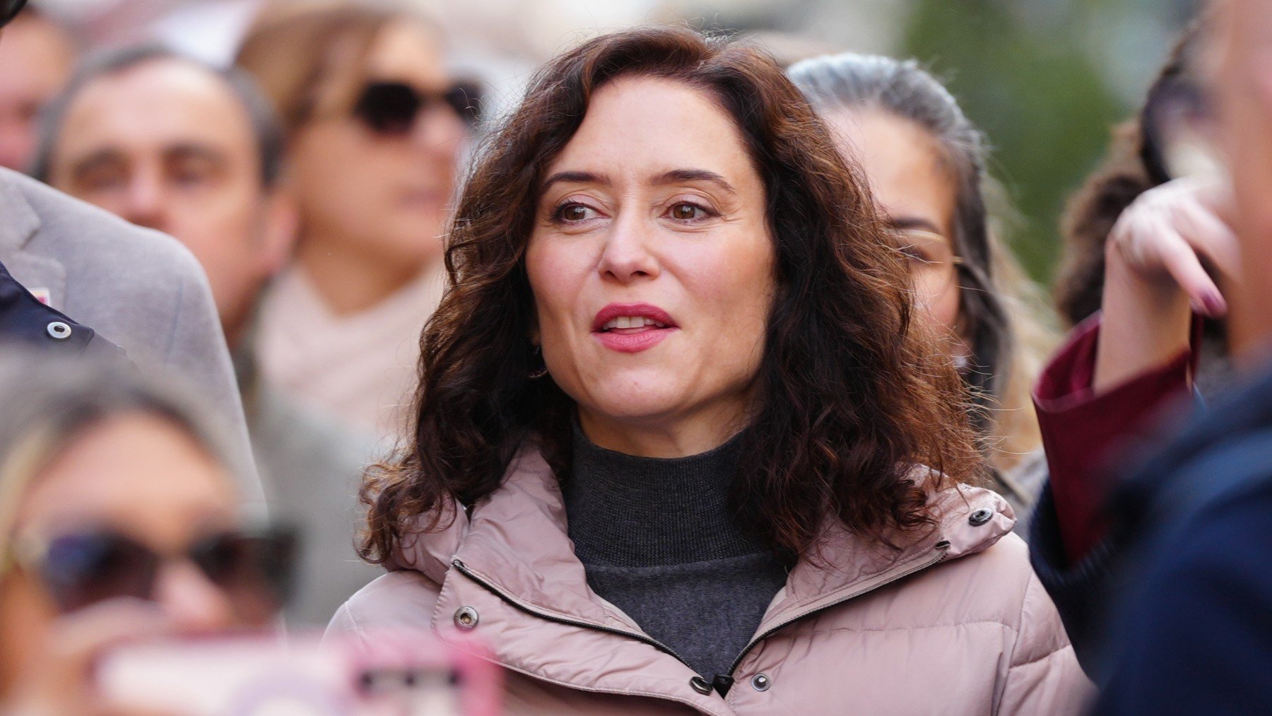 Ayuso carga contra Sánchez: cree que sus peinetas a EEUU amenazan la seguridad de España