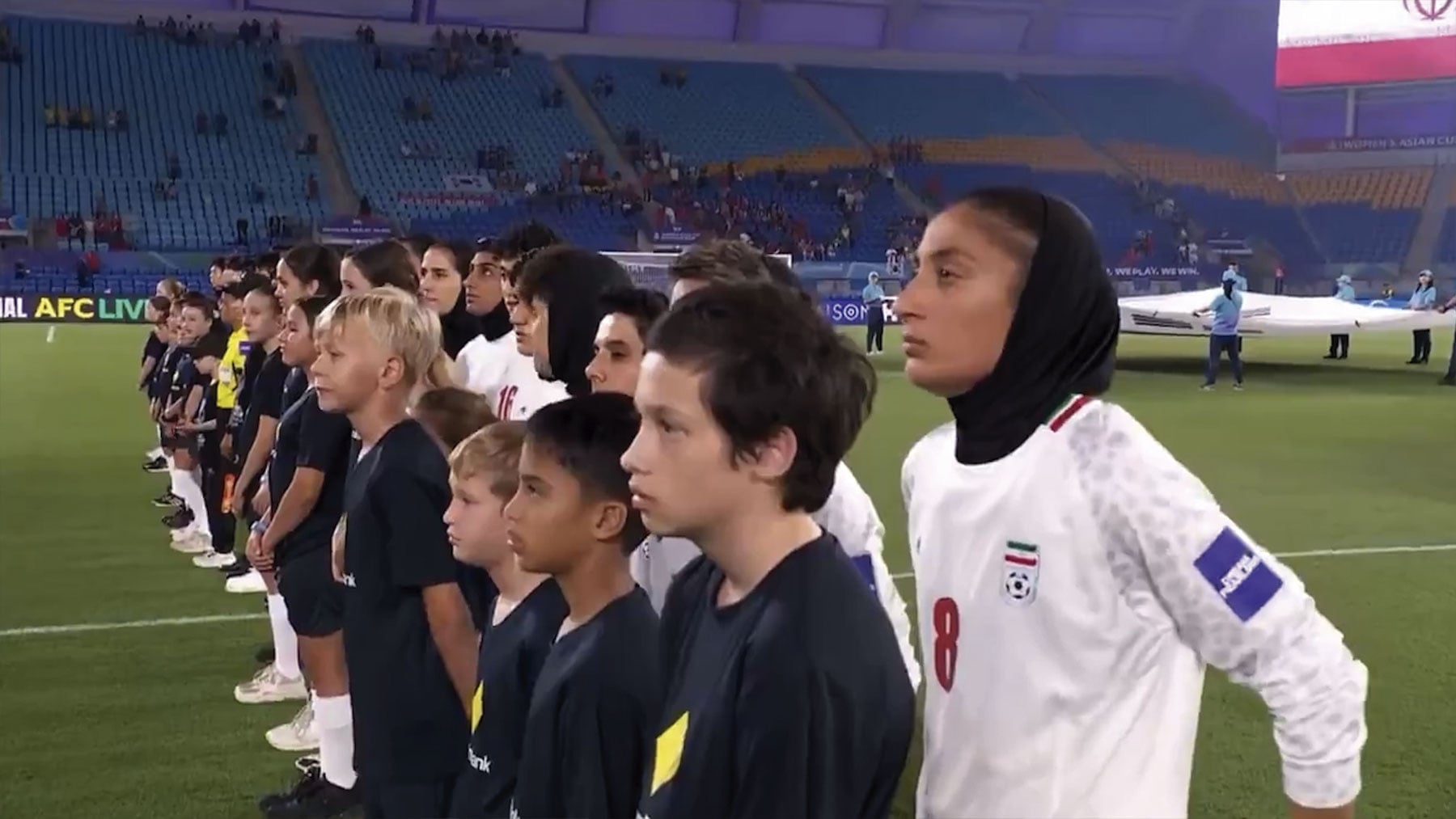La selección de fútbol femenino de Irán se niega a cantar el himno de la dictadura islámica