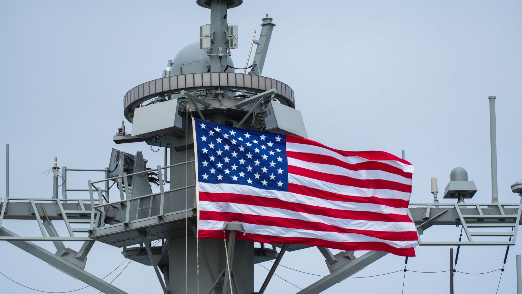 La bandera de EEUU hondea en la cubierta del USS Oscar Austin en el puerto de Rota. (Ep)