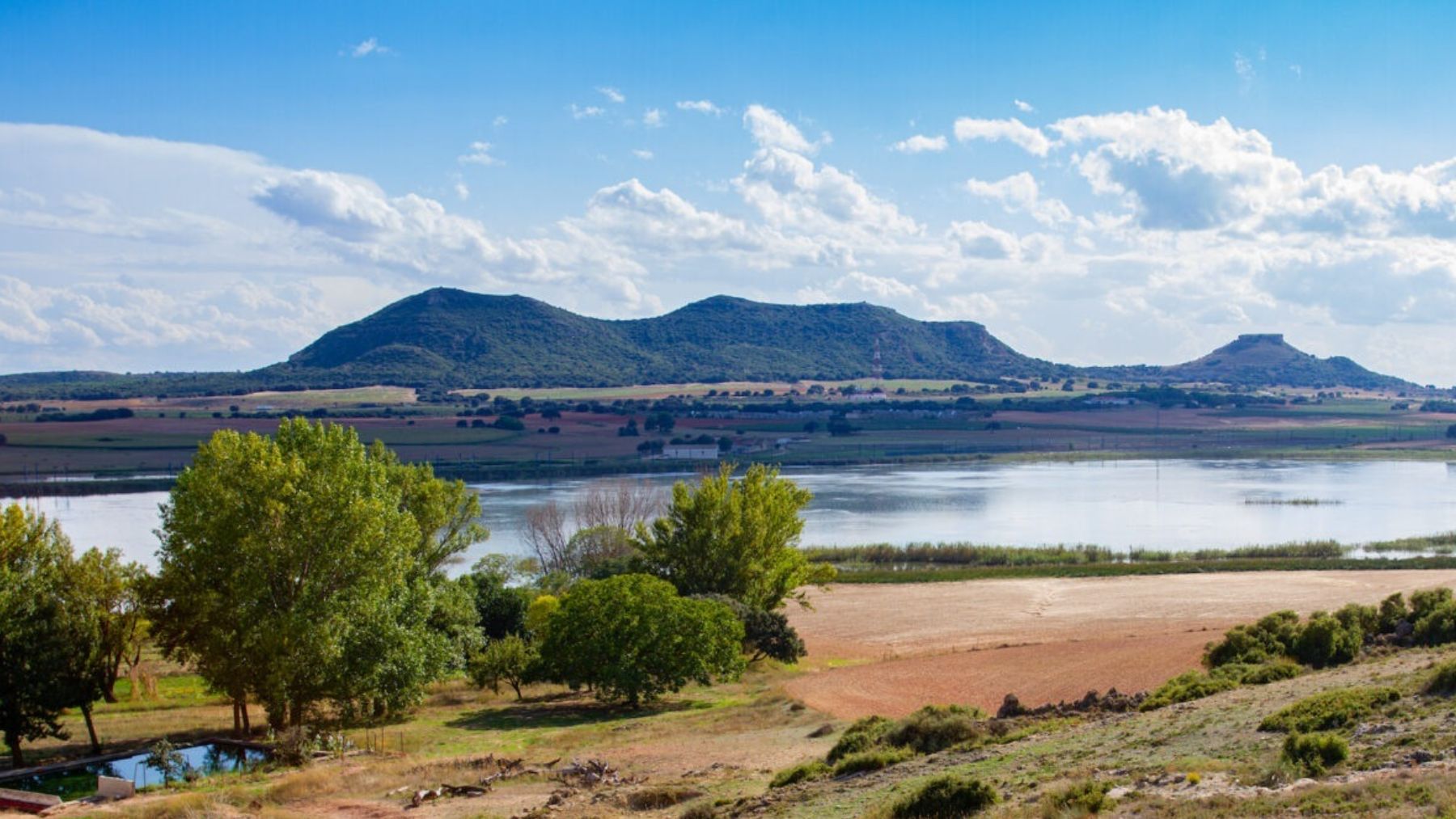 Las variantes ferroviarias en torno a la laguna del Salobrejo se renovarán por 2,8 millones para proteger su ecosistema. (Foto: Ayuntamiento de Higueruela / Miguel Ángel Fernández).