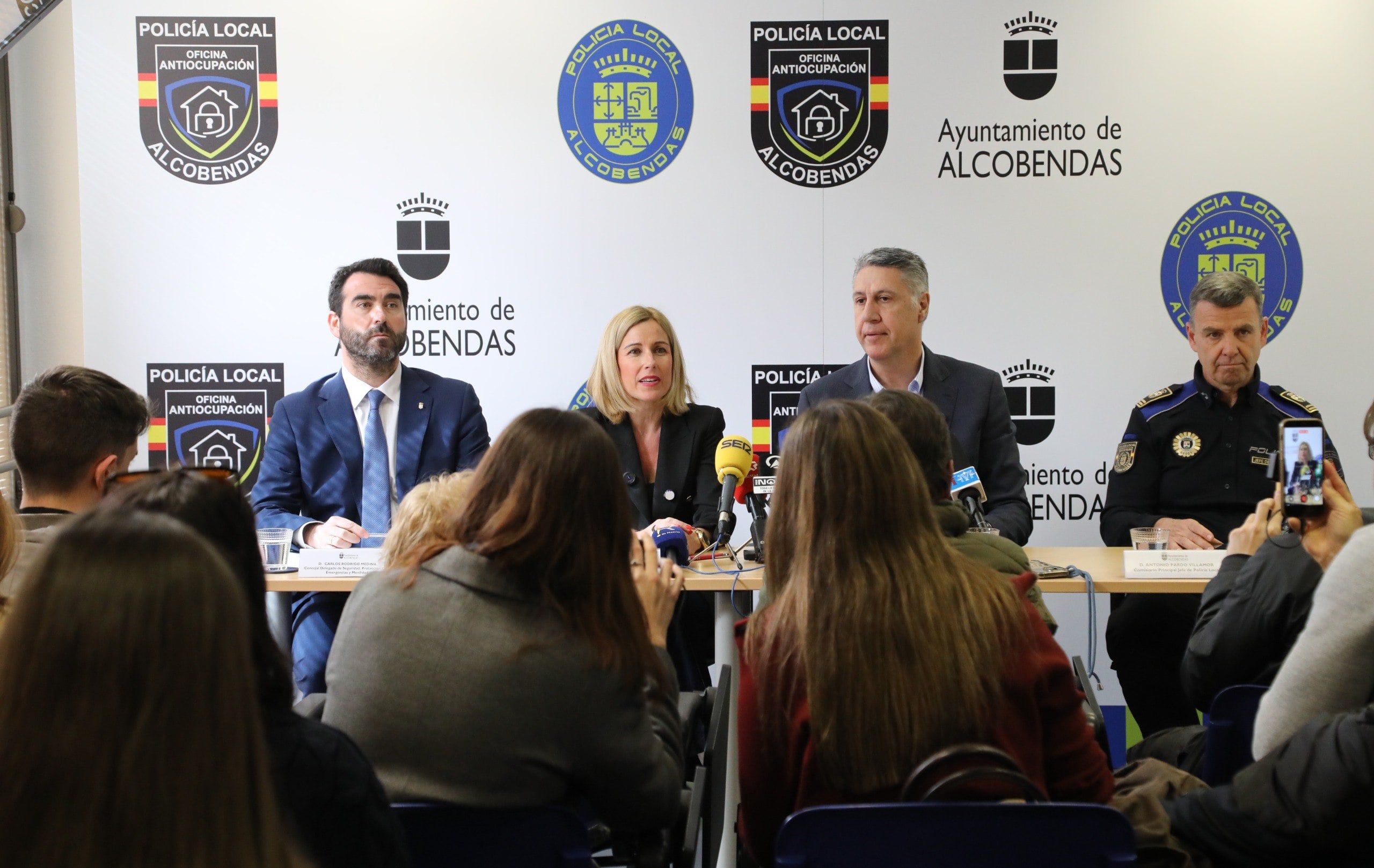 La alcaldesa de Alcobendas, Rocío García Alcántara, junto al alcalde de Badalona, Xavier García Albiol, en la presentación de la nueva Oficina y el Protocolo Antiocupación.