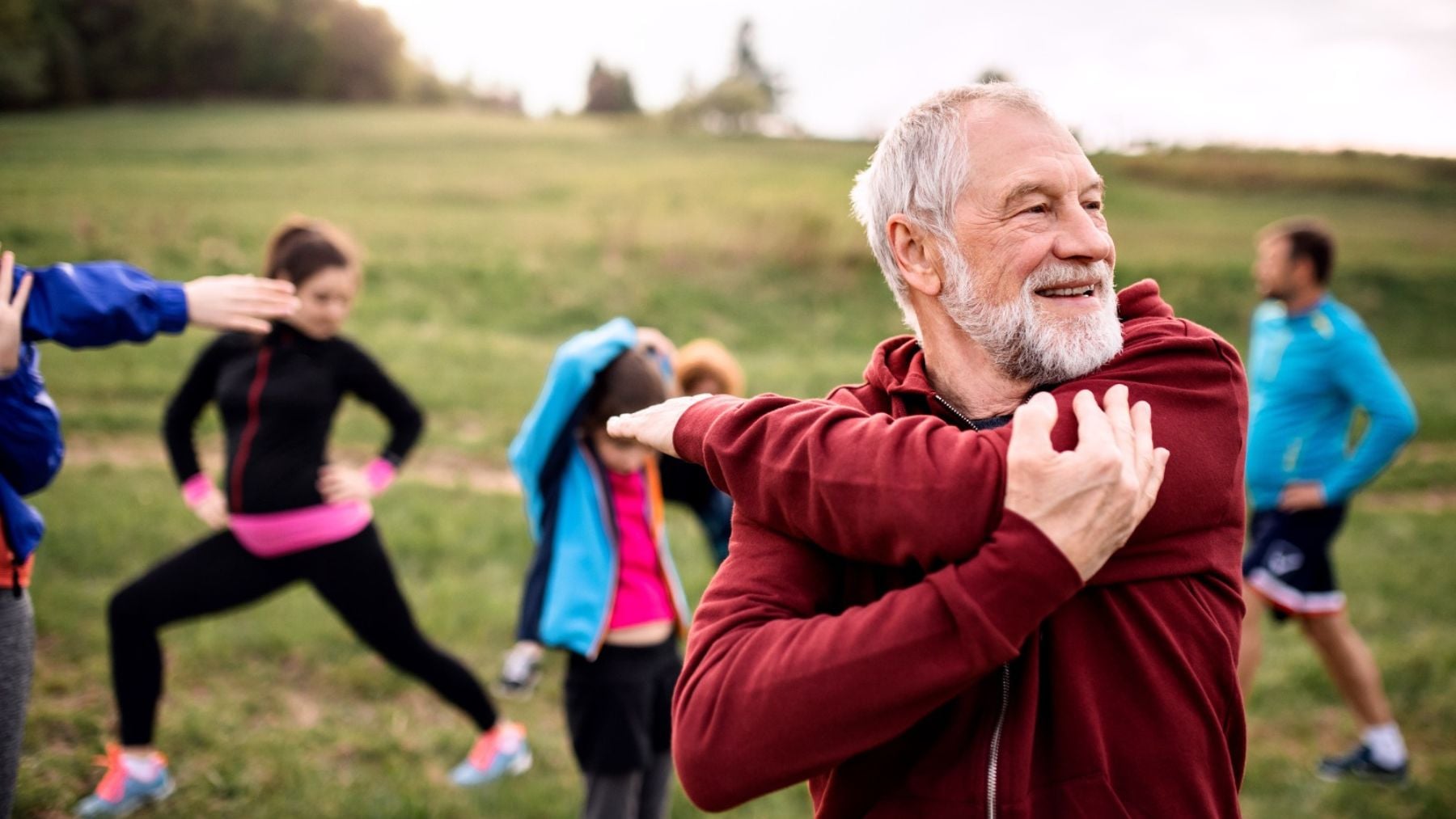 Ni yoga ni caminar: soy entrenador personal y este ejercicio de 15 minutos es el mejor para principiantes de más de 65 años