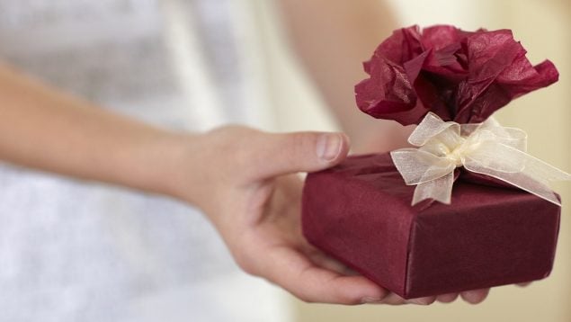 Costumbre de abrir el regalo al instante en España, costumbre normal en España y poco elegante en el extranjero, diferencias culturales entre España y el resto del mundo.