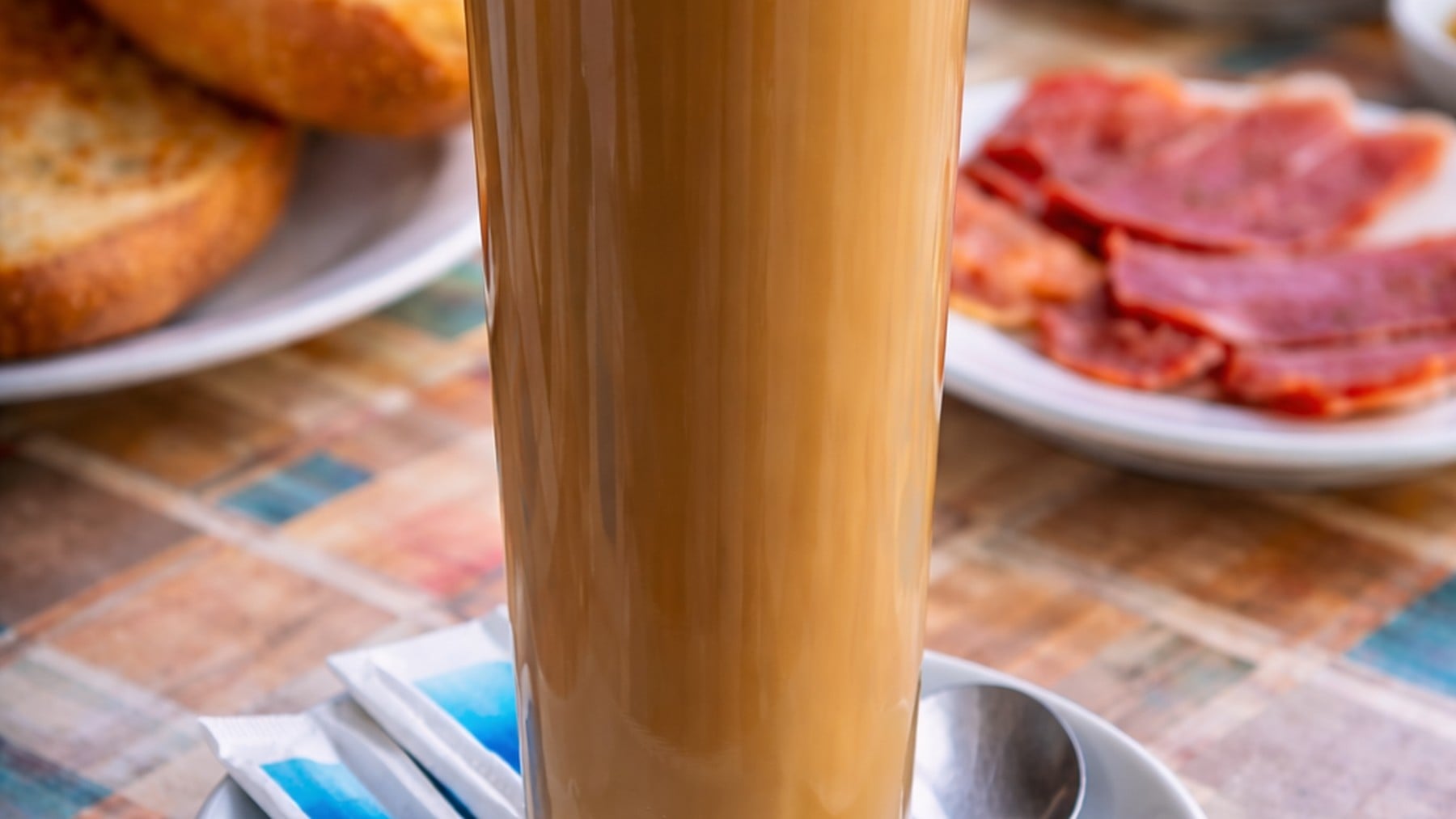 Prohibido ir sin hambre: la venta de Cádiz con desayunos gigantes donde te sirven el café en vaso de tubo