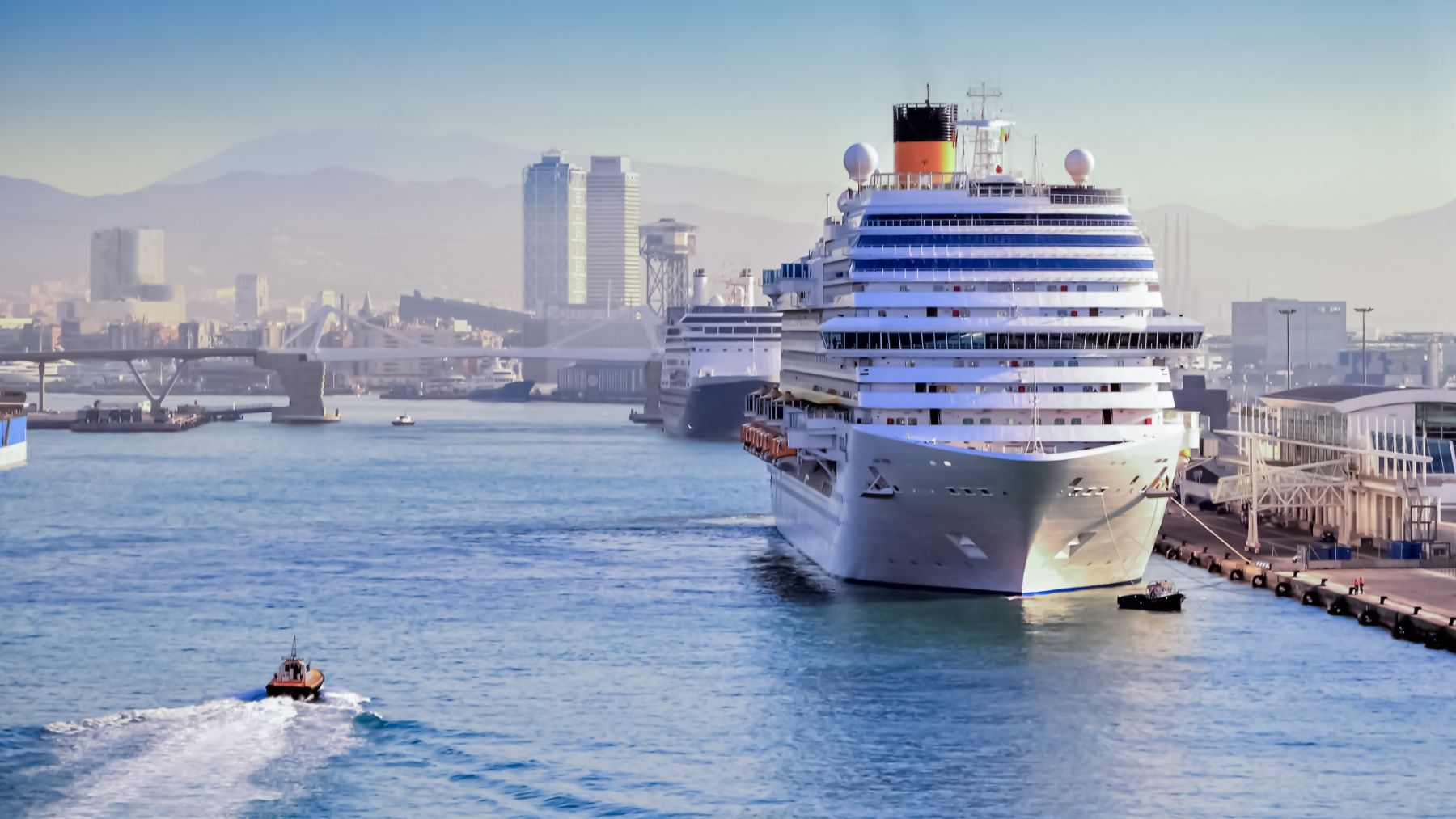 Ferry atracado en el Puerto de Barcelona.