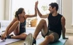 Una pareja entrenando en casa.