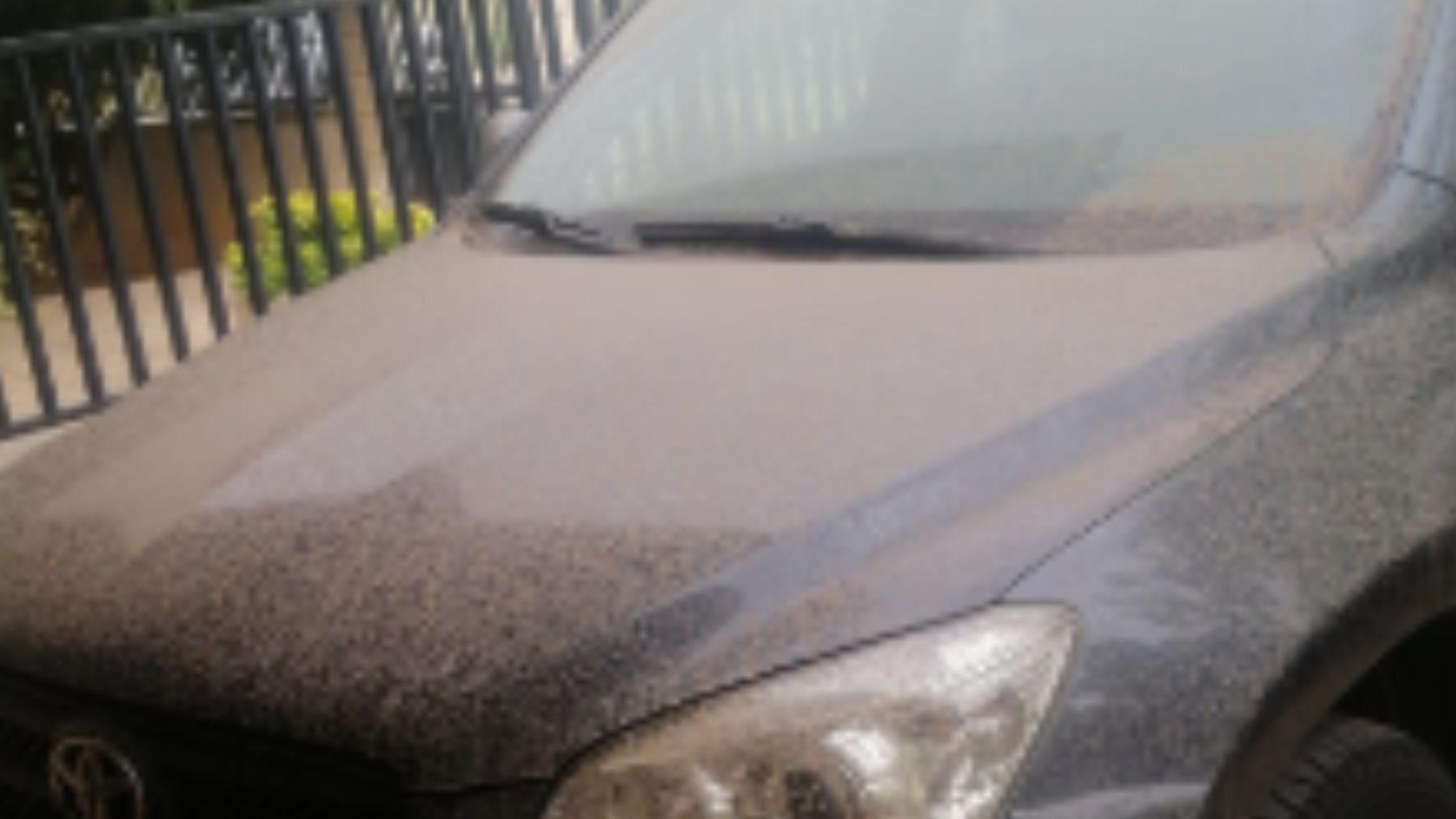 Vehículo en Mallorca afectado por la lluvia de barro.