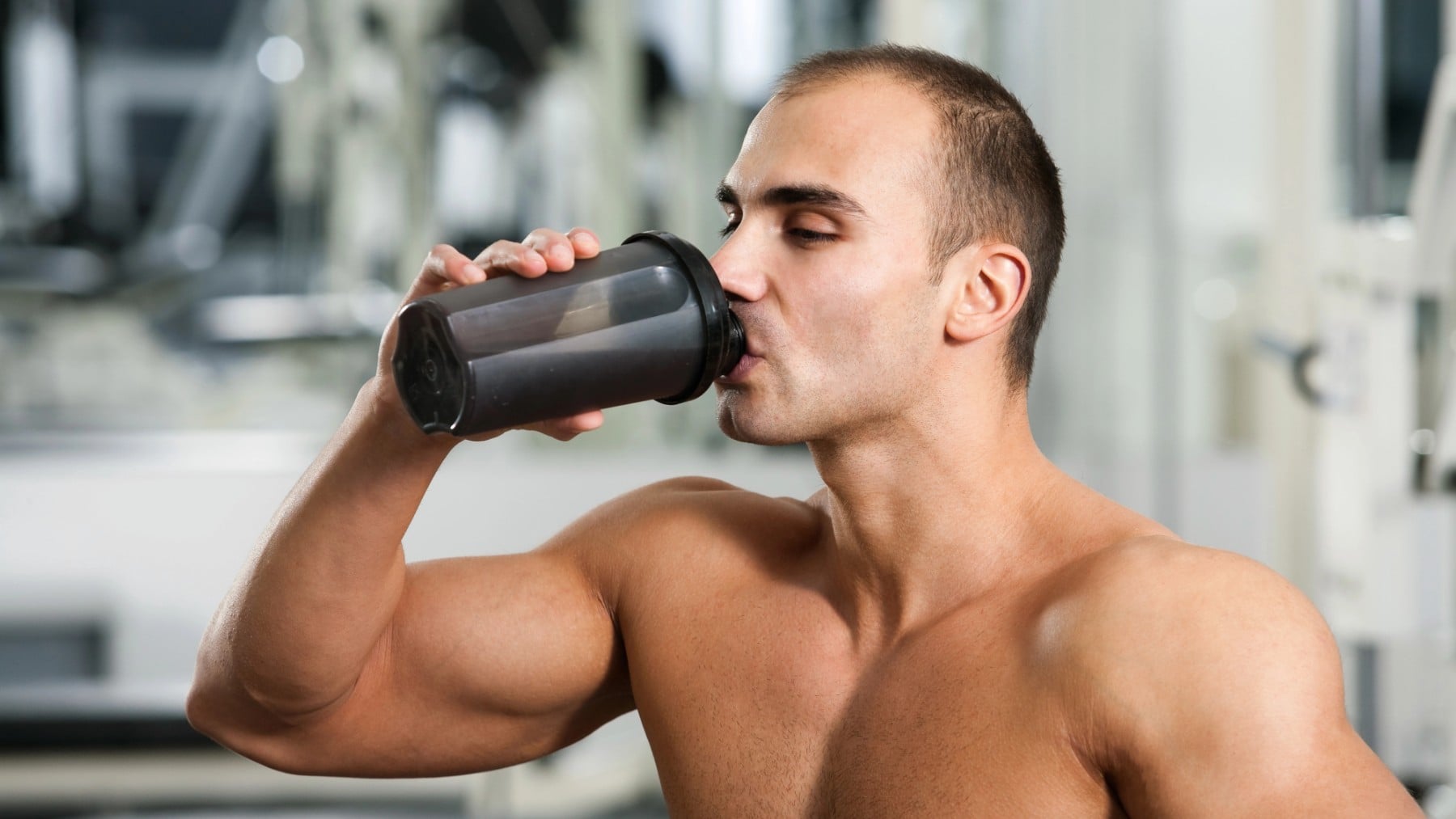 Dormir menos a costa de ganar músculo: éstos son los suplementos que pueden alterar la calidad del sueño