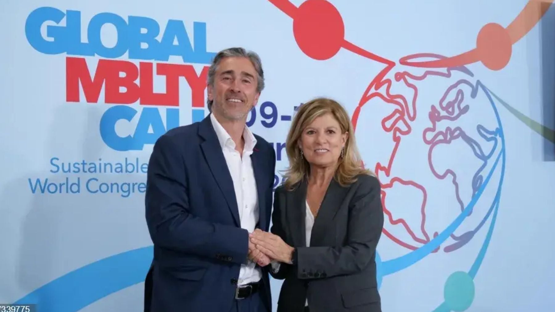 El director de GMC, David Moneo, y la presidenta de Faconauto, Marta Blázquez