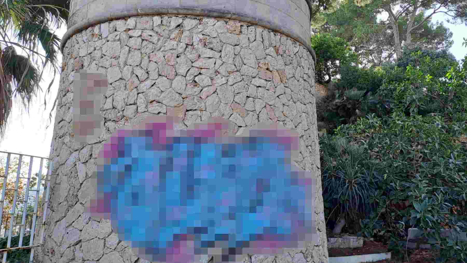 Imagen de la pintada vandálica pixelada por la Policía Local para no dar publicidad a su autor.