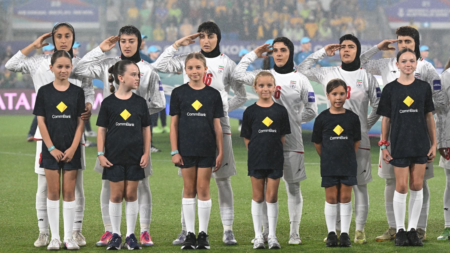 La selección de fútbol femenino de Irán cambia de opinión: ahora sí canta el himno de la dictadura islámica