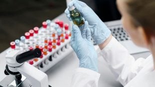 Investigadores de la Universidad de St Andrews en Escocia han desarrollado un método de reciclaje químico para transformar plástico PET en medicamentos farmacéuticos. (Foto: Freepik)